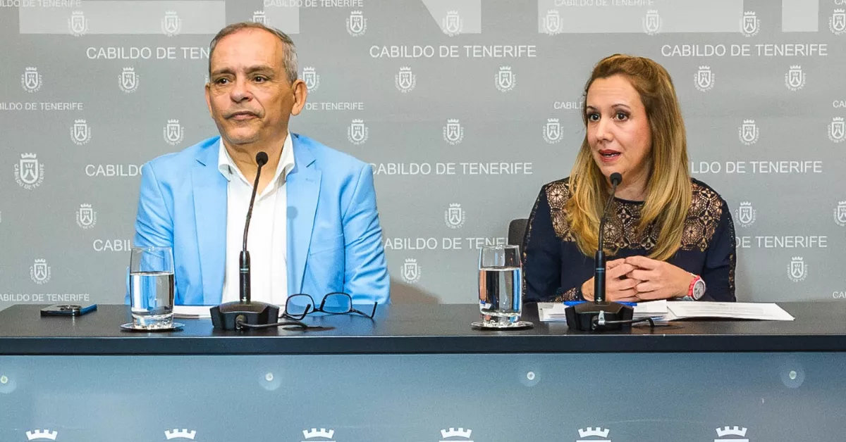 Efraín Medina, consejero de Empleo, y Rosa Dávila, presidenta del Cabildo de Tenerife / AH