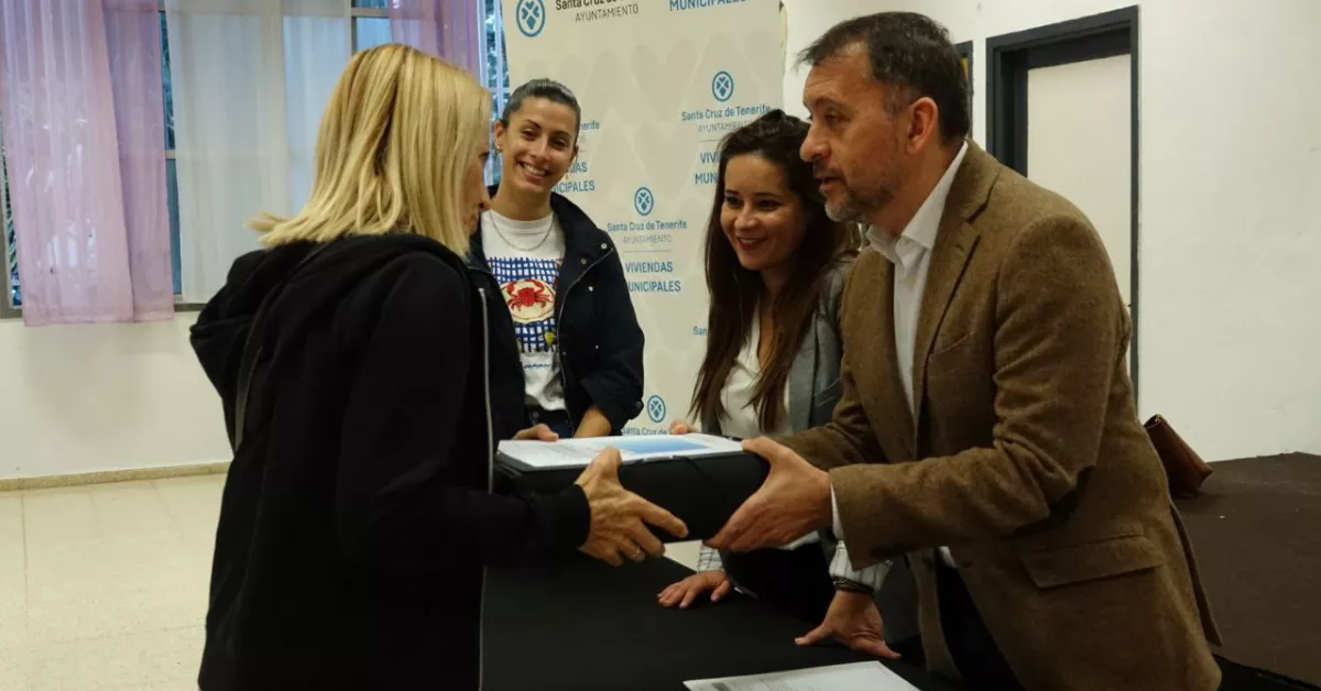 José Manuel Bermúdez y Belén Mesa entregan el proyecto a una vecina / AH