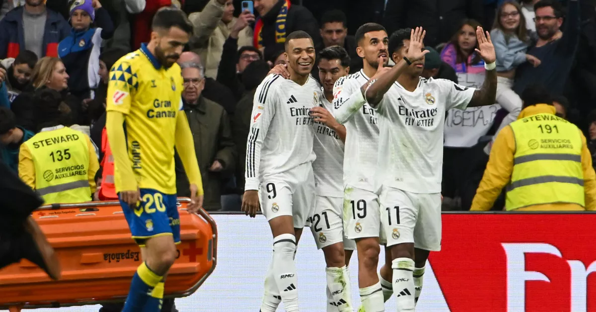 El delantero francés del Real Madrid Kylian Mbappé celebra con sus compañeros tras anotar un gol este domingo / EFE - FERNANDO VILLAR