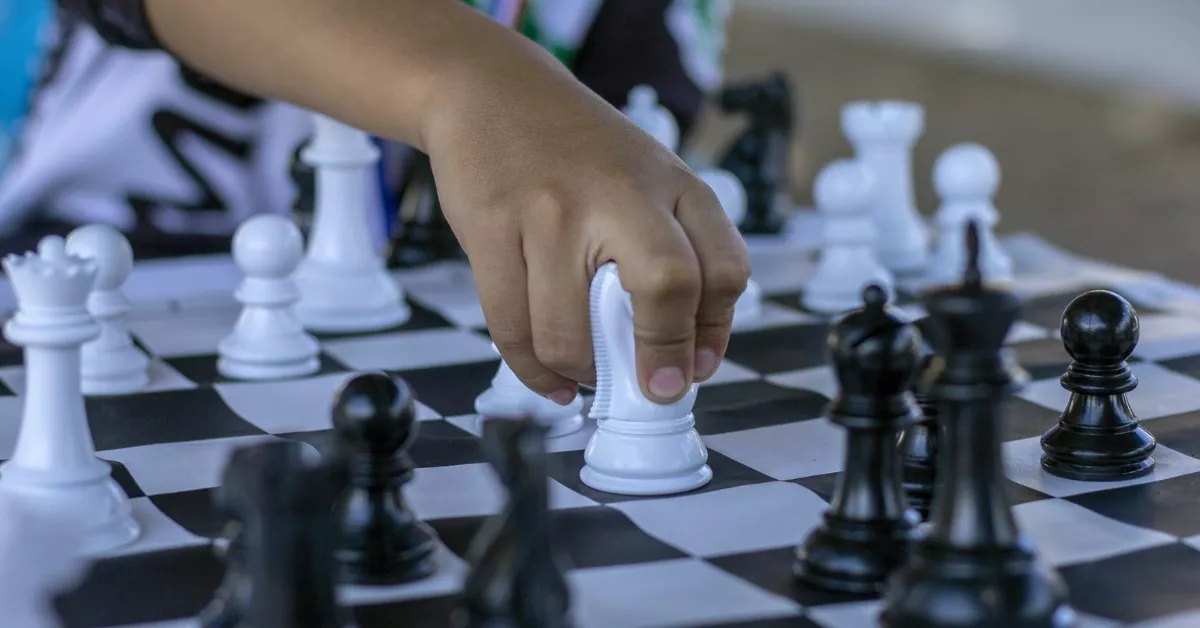 Una persona juega al ajedrez / EFE