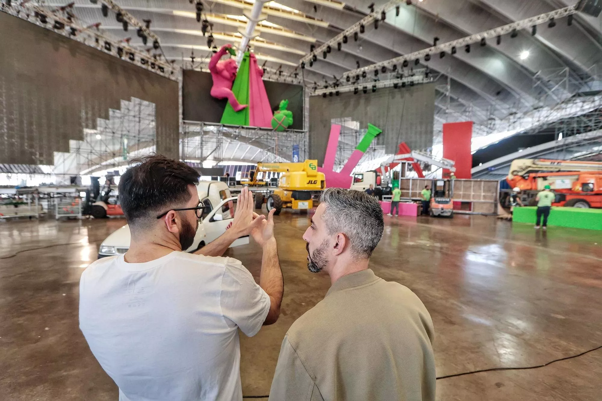 Nareme Melián (i) junto con el concejal de Carnaval, Javier Caraballero (d)./ CEDIDA