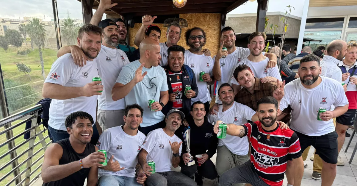 Jugadores del Club de Rugby Lanzarote celebran el título durante el tercer tiempo del torneo en el club de golf Las Palmeras./ CEDIDA Jugadores del Club de Rugby Lanzarote celebran el título durante el tercer tiempo del torneo en el club de golf Las Palmeras./ CEDIDA