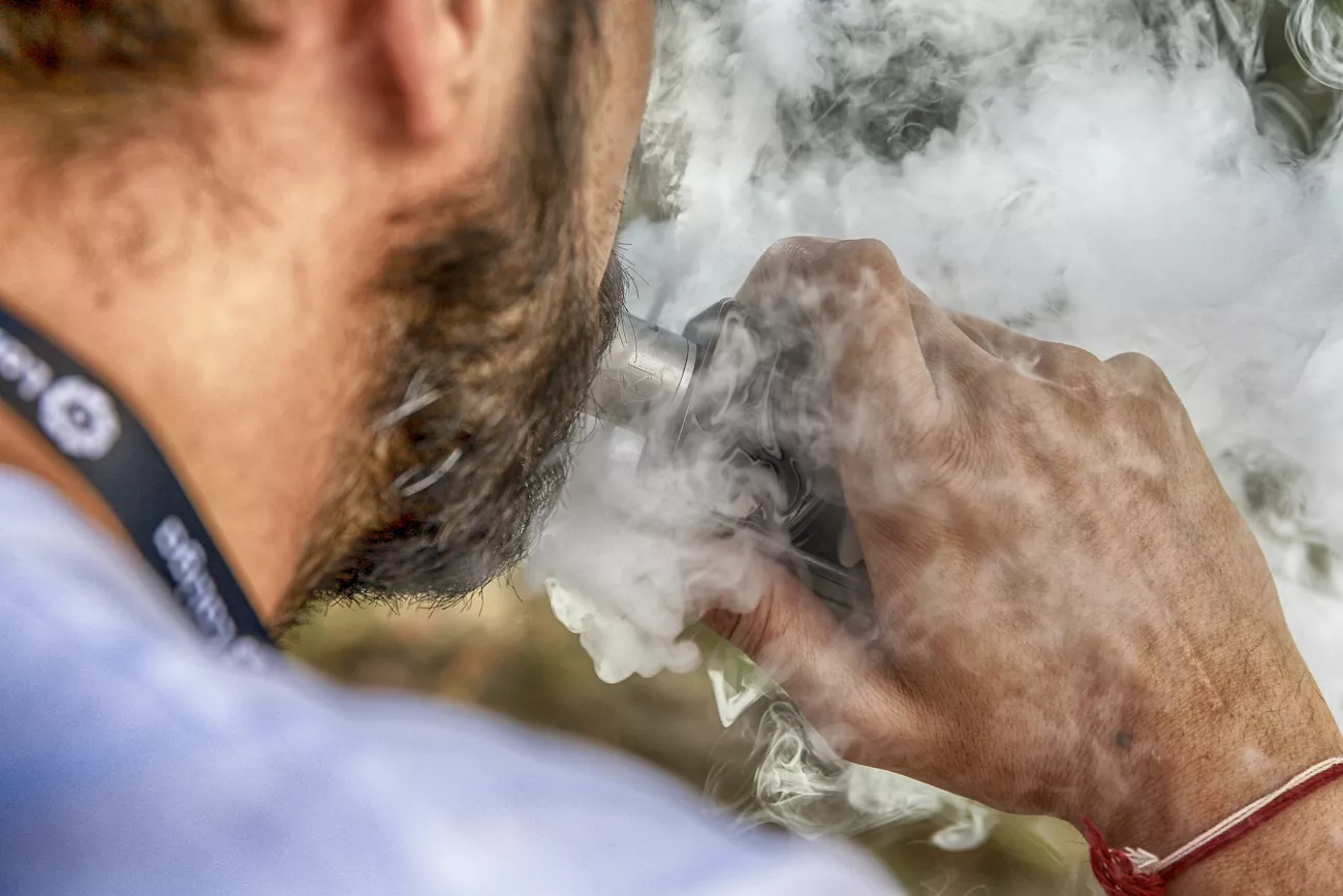 Un hombre vapeando. La ciencia no avala el vapeo como técnica para dejar el tabaco / EUROPA PRESS