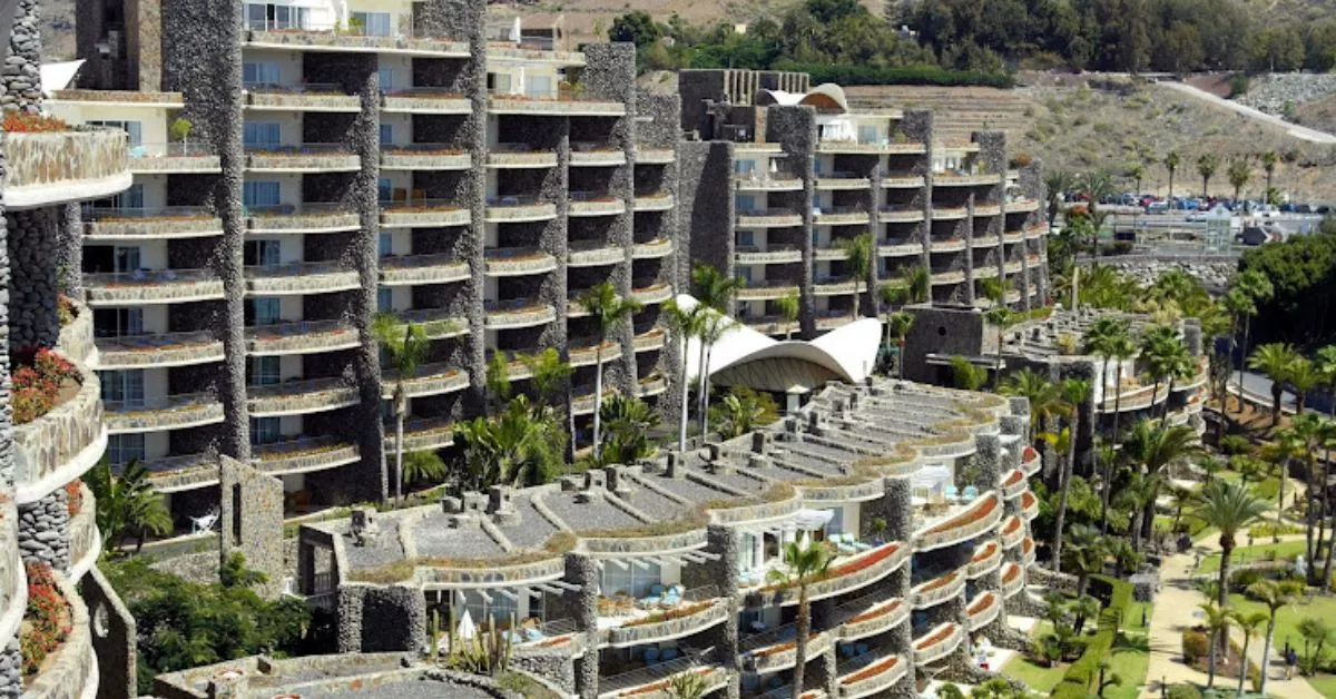 El complejo Anfi del Mar, en el municipio de Mogán, cuya mitad de las acciones, junto al de Tauro, salen a subasta por orden judicial, con la oposición de sus propietarios. / AH