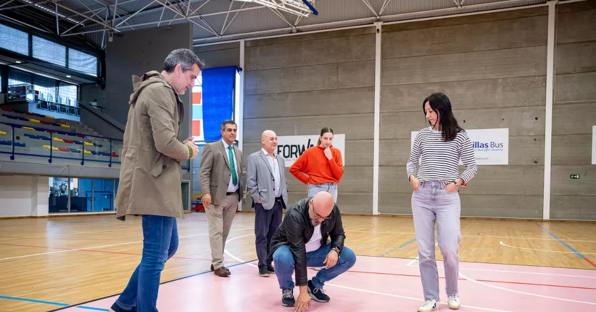 El consejero de Deportes del Cabildo de Gran Canaria, Aridany Romero, junto con la directora gerente del Instituto Insular de Deportes (IID), Leticia López, a las instalaciones del Club Deportivo Heidelberg / CABILDO DE GRAN CANARIA