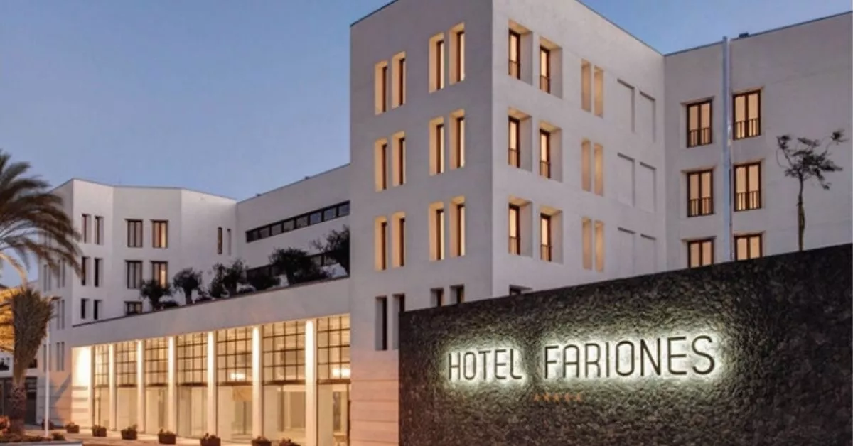 Hotel Los Fariones, en Puerto del Carmen, Lanzarote, cuya gestión sienta en el banquillo a la familia Rosa. / AH