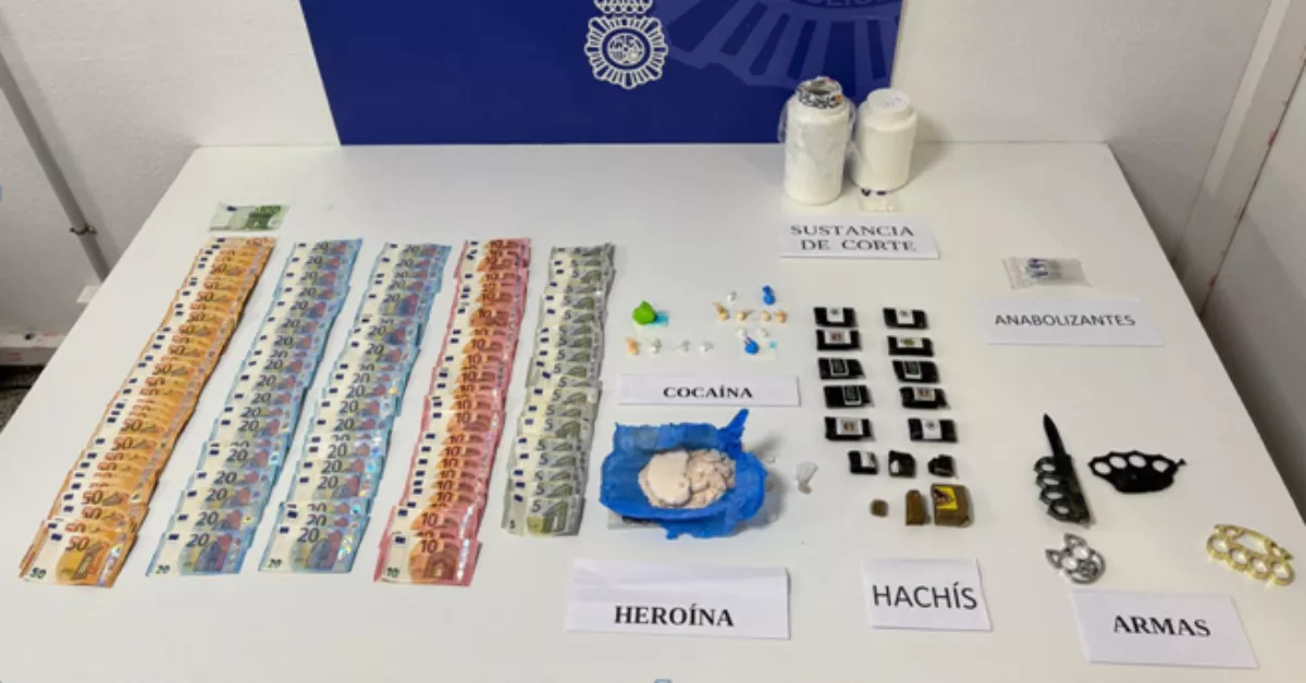 Dinero, drogas y puños americanos incautados por la Policía Nacional en San Matías./ CNP