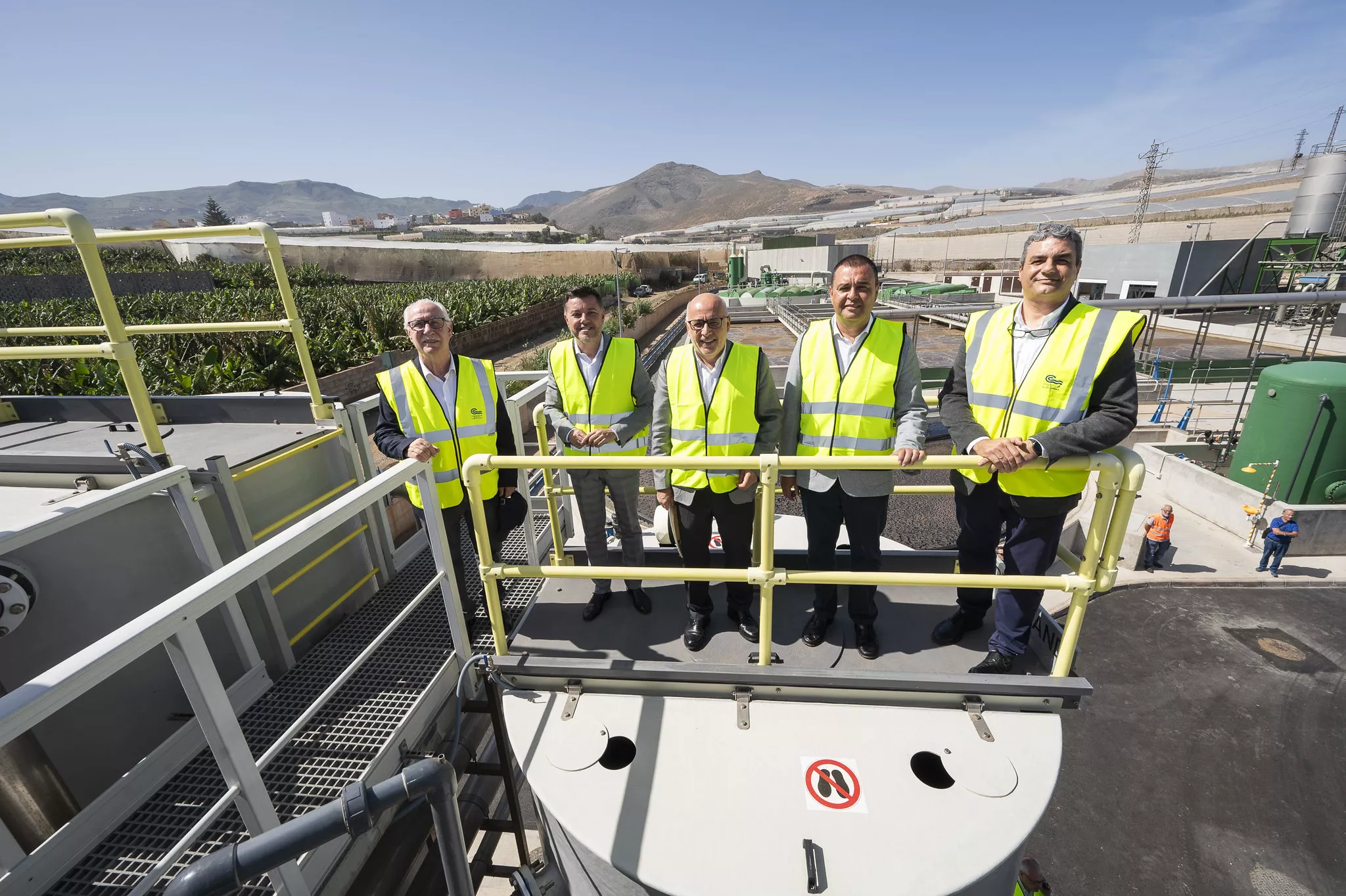 El presidente del Cabildo de Gran Canaria, Antonio Morales (centro), visita una estación depuradora./ CEDIDA