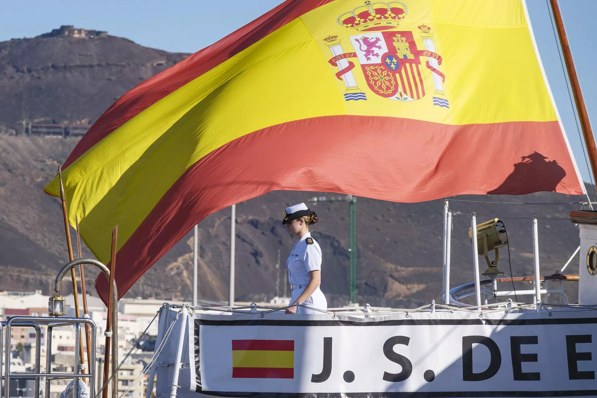 La princesa Leonor llegó este martes al puerto de Las Palmas de Gran Canaria con el buque escuela de la Armada Española, el Juan Sebastián Elcano, antes de atravesar el Atlántico en su crucero de instrucción como guardamarina. EFE/Ángel Medina G.