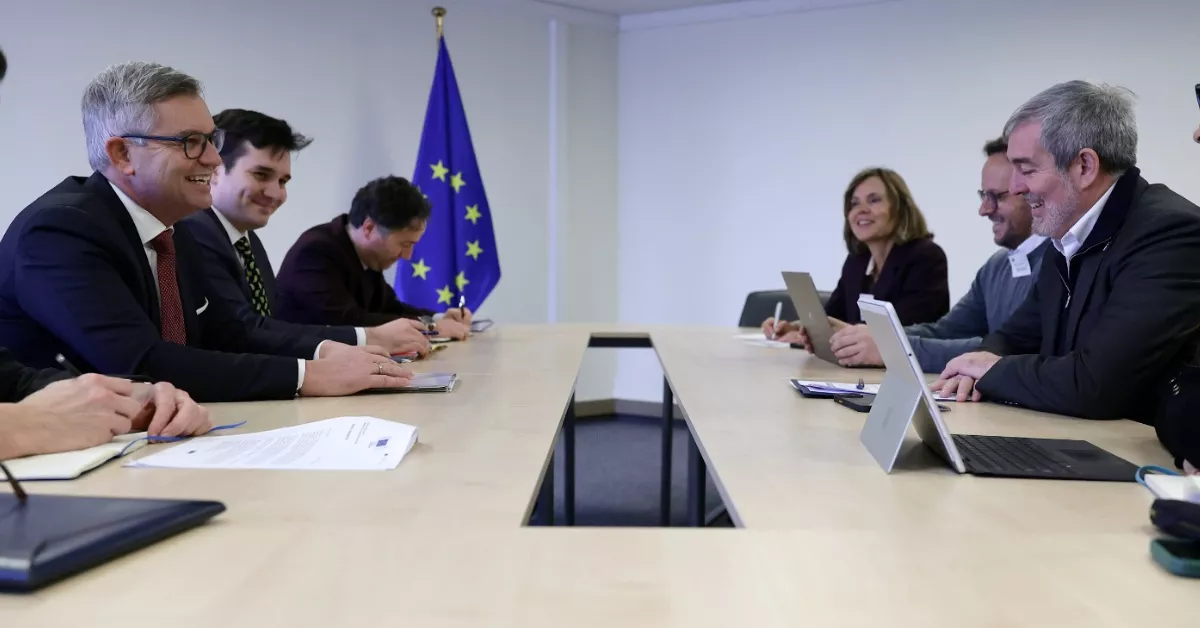 En primer plano, el comisario de Asuntos de Asuntos Internos y Migración, Magnus Brunner (i), y el presidente de Canarias, Fernando Clavijo (d)./ CEDIDA