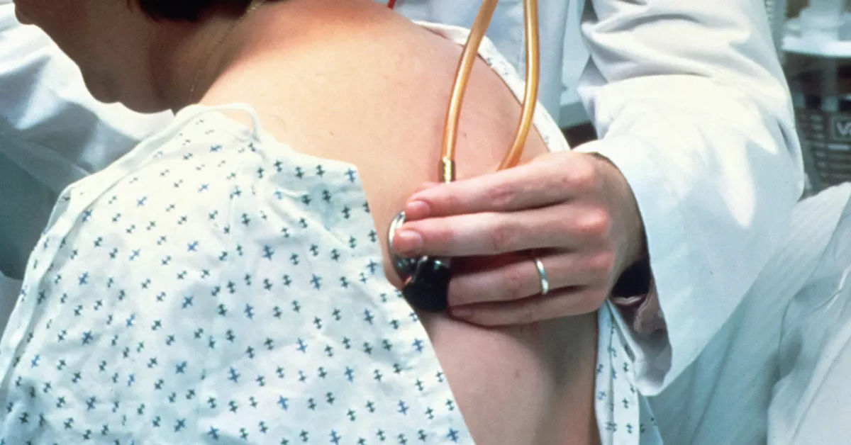 Un médico ausculta a una persona. / NATIONAL CANCER INSTITUTE