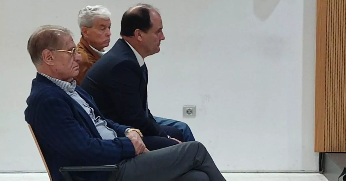 Manuel Fernández González, Arturo Ramírez González y Manuel Santana Cazorla en el banquillo de la Audiencia de Las Palmas, juicio del que han sido absueltos de administración desleal. / AH