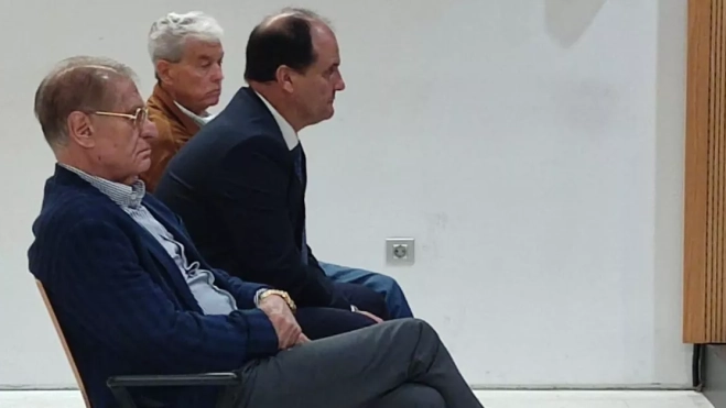 Manuel Fernández González, Arturo Ramírez González y Manuel Santana Cazorla sentados en el banquillo de la Audiencia de Las Palmas. / AH Manuel Fernández González, Arturo Ramírez González y Manuel Santana Cazorla sentados en el banquillo de la Audiencia de Las Palmas. / AH