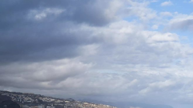 En la fotografía la costa de Santa Cruz de Tenerife desde el municipio de Candelaria. EFE/Alberto Valdés