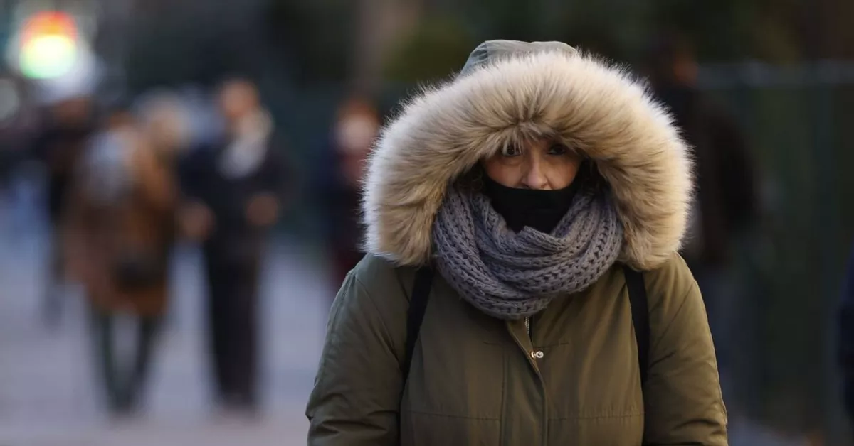 Imagen de una persona abrigada por el frío / EFE