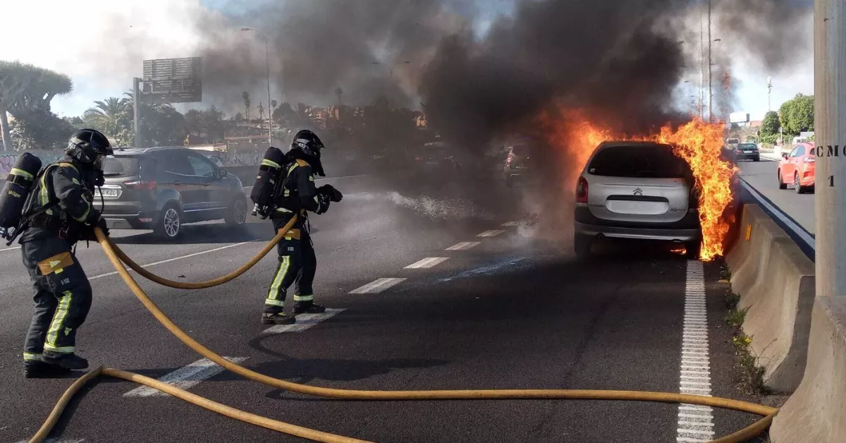 Los bomberos apagan un coche ardiendo en la autopista norte de Tenerife entre Santa Cruz y La Laguna./ CEDIDA