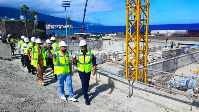 Pedro Martín, expresidente del Cabildo, viendo las instalaciones del Centro de Deportes Acuáticos del Puerto de la Cruz. / AYUNTAMIENTO DE PUERTO DE LA CRUZ