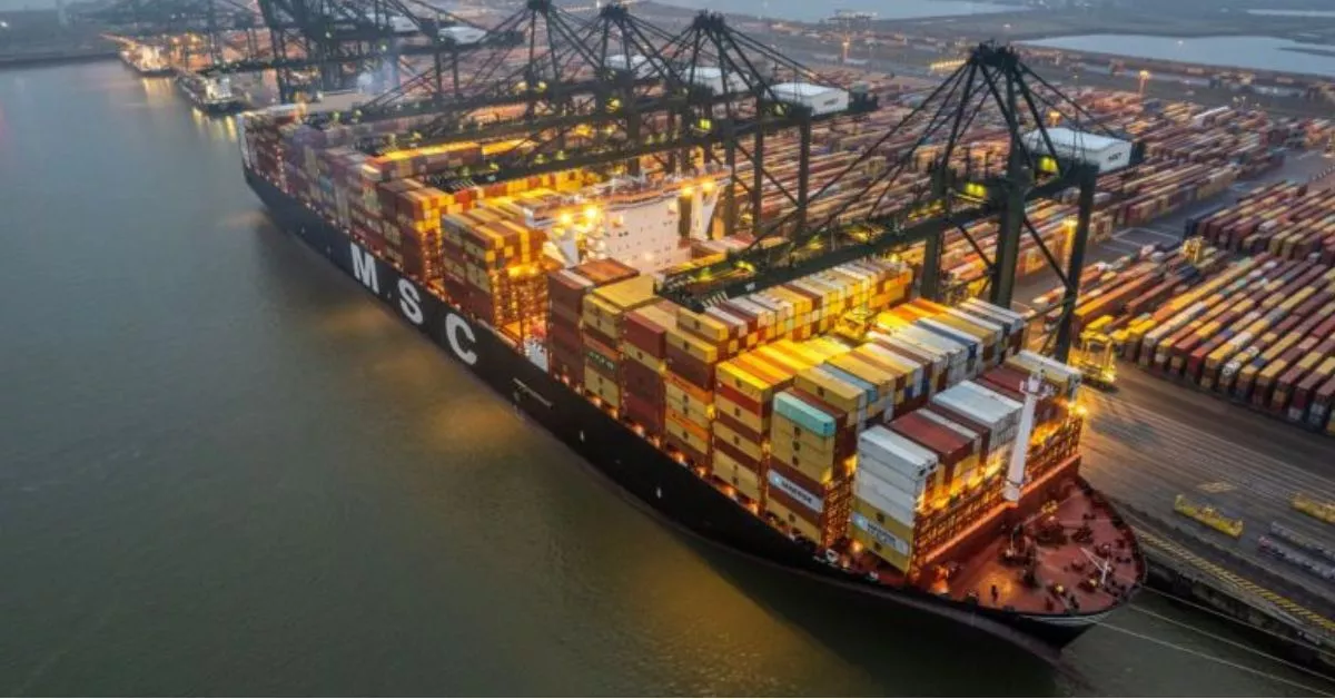 El 'MSC Allegra', atracado en el puerto de Amberes, durante su viaje inaugural entre China y Europa a finales de 2021. / Sky Vision