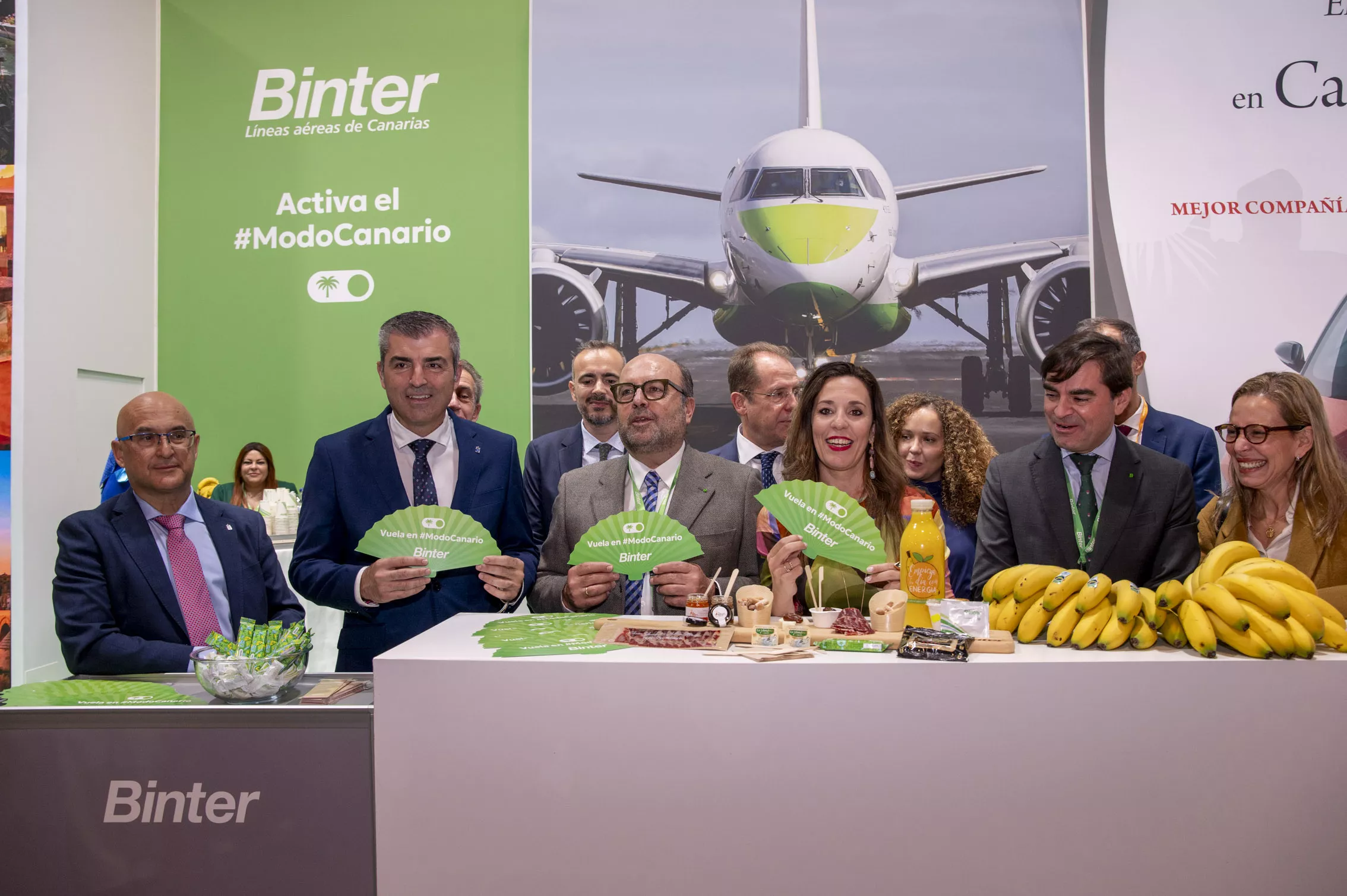 Binter conquista Fitur 2025 con nuevas rutas, tradición y un 'tenderete' canario. / AH
