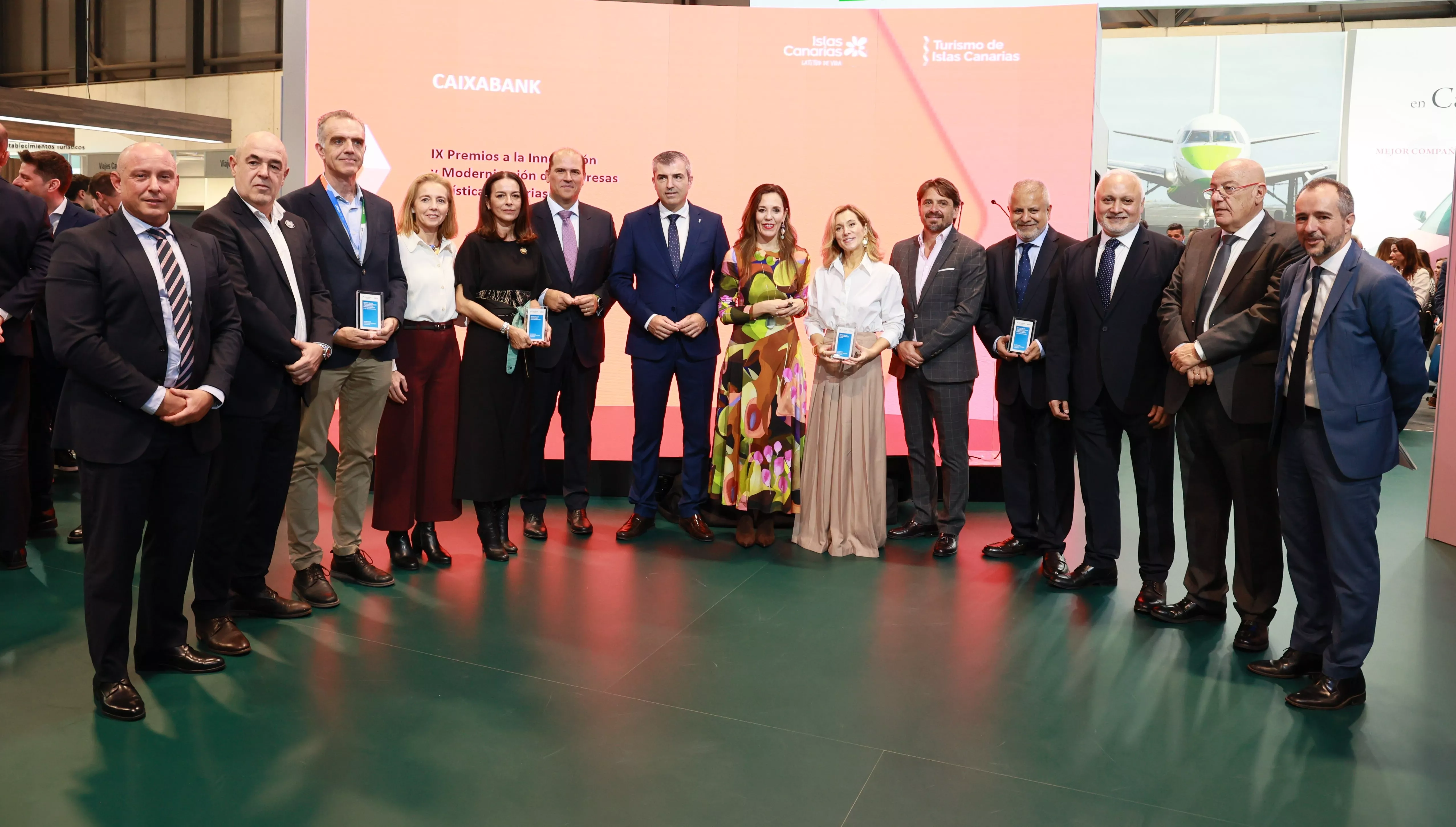 Foto de familia Premio CaixaBank de Innovación y Modernización de Empresas Turísticas entregado en Fitur. / AH