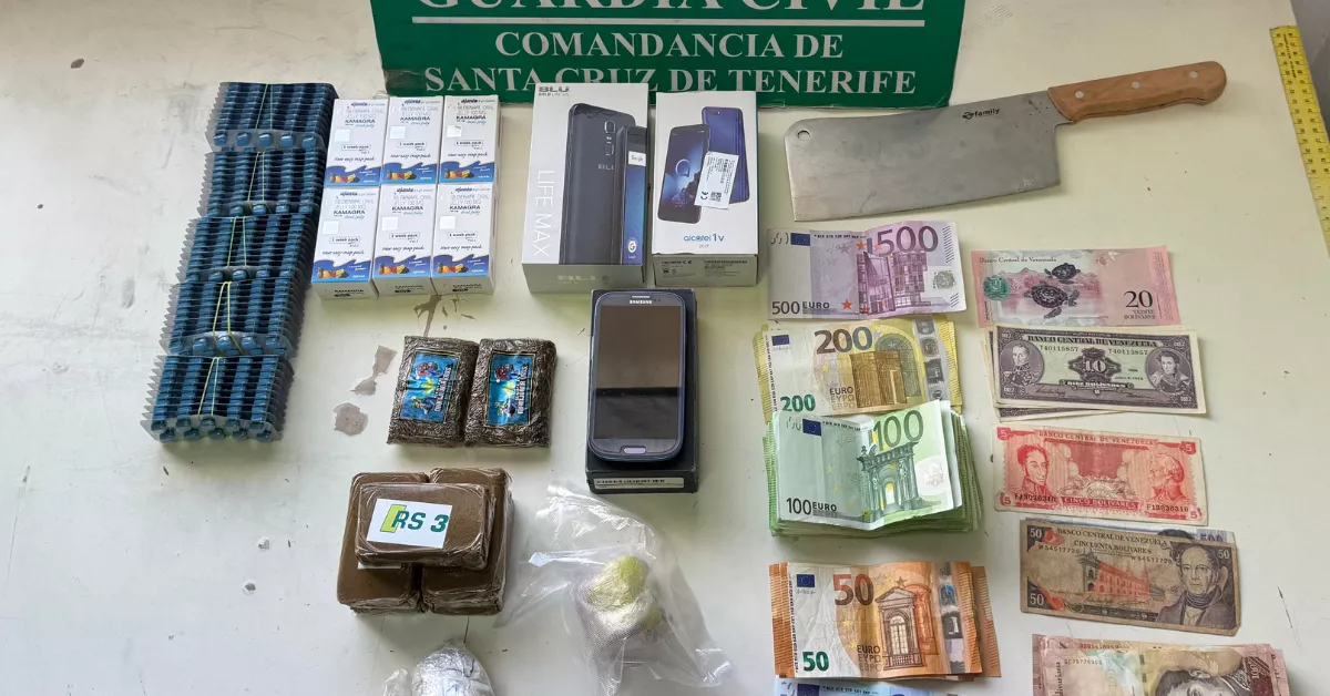Droga, dinero, teléfonos y armas incautados en un registro en Arico por la Guardia Civil./ CEDIDA
