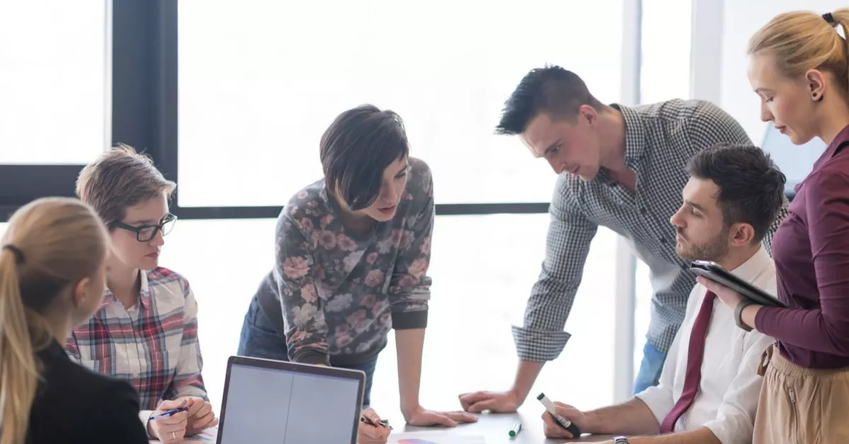 Jóvenes en oficina./ SERVIMEDIA