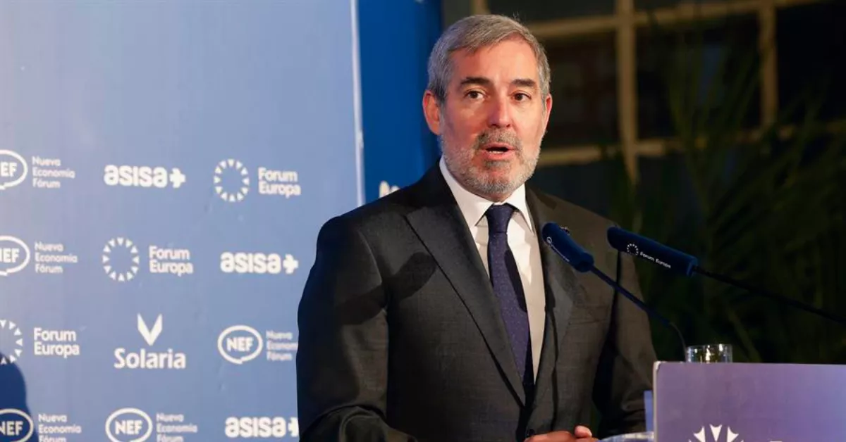 El presidente de Canarias, Fernando Clavijo, da un discurso durante el desayuno informativo del Fórum Europa que protagoniza este jueves en el Real Casino Gran Círculo de Madrid. EFE/ J.P. Gandul