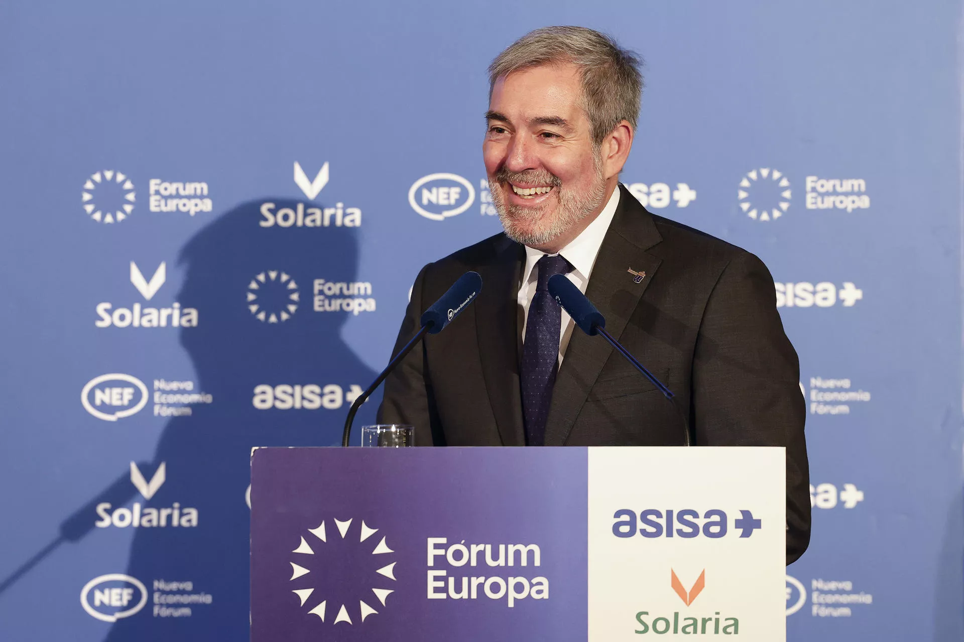 El presidente de Canarias, Fernando Clavijo, da un discurso durante el desayuno informativo del Fórum Europa que protagoniza este jueves en el Real Casino Gran Círculo de Madrid. EFE/ J.P. Gandul