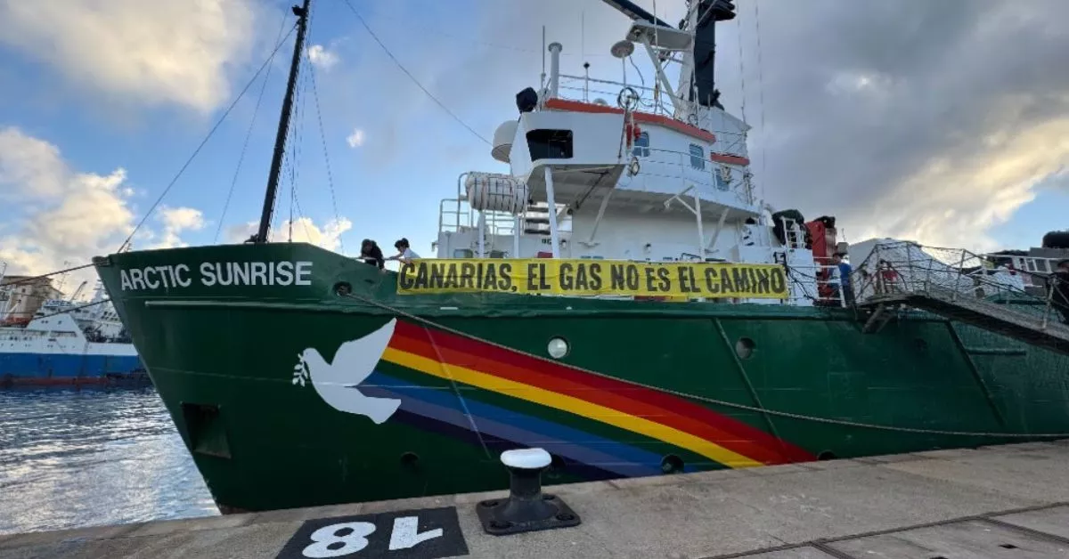 Pancarta contra la planta de gas desplegada en el buque 'Artic Sunrise', de Greenpeace, que está atracado en el Puerto de Las Palmas. / AH