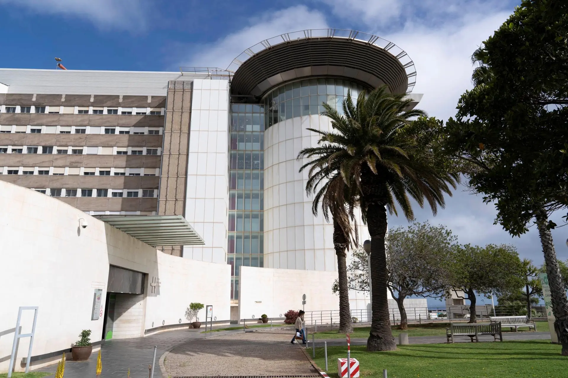 Exterior del Hospital Universitario de Canarias (HUC) . / EFE - Miguel Barreto
