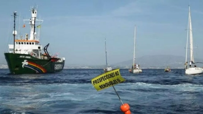 El 'Artic Sunrise', de Greenpeace, durante una de sus campañas contra las prospecciones de petróleo en Canarias. / 