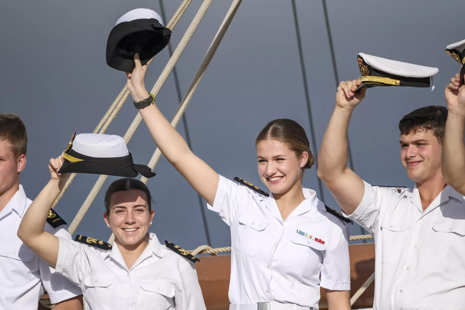 Leonor se despide de Gran Canaria a bordo del 'Juan Sebastián de Elcano' rumbo a Brasil. / ÁNGEL MEDINA G.-EFE