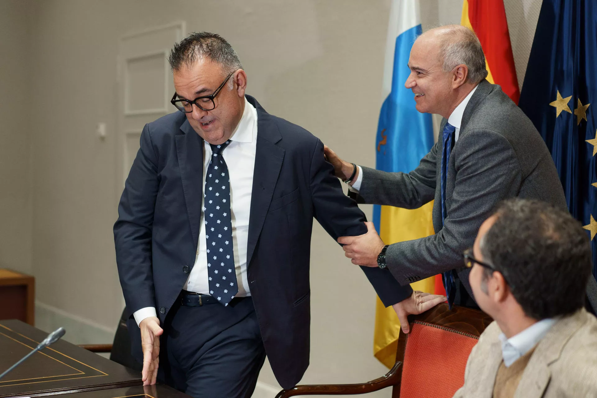 José Alberto Díaz-Estébanez, parlamentario de Coalición Canaria, saluda a Conrado Domínguez. / RAMÓN DE LA ROCHE-EFE