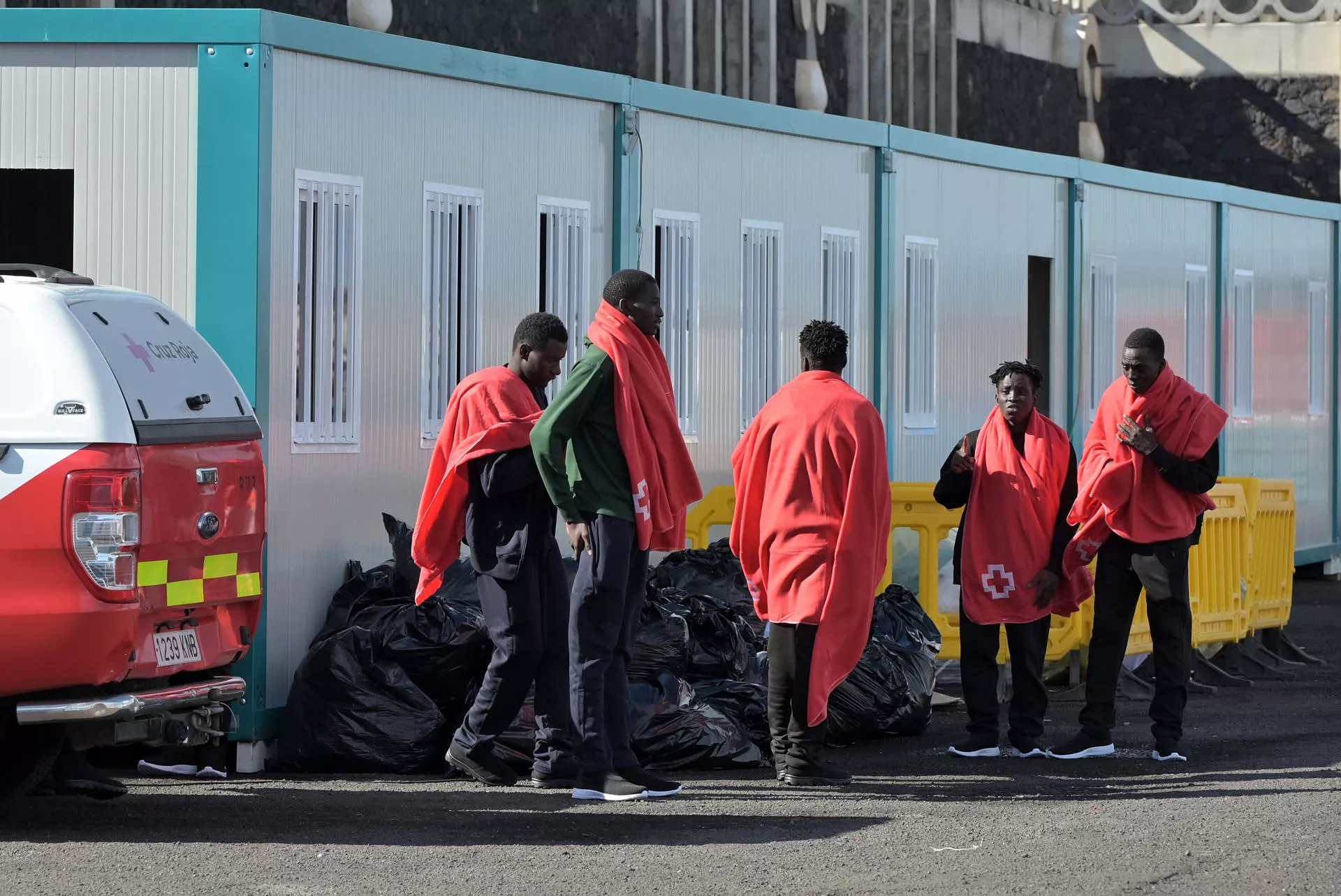 Dispositivo de emergencias instalado en el puerto de La Restinga, en El Hierro, de atención a migrantes/ EFE- GELMERT FINOL