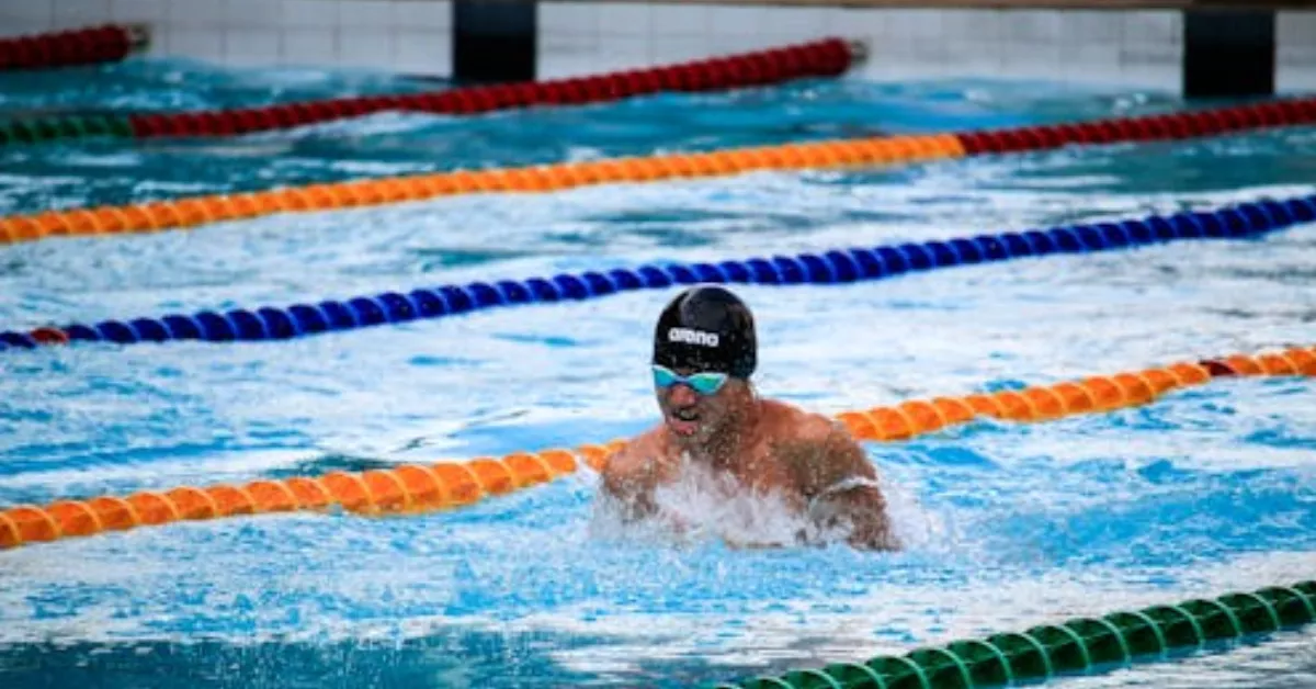 Imagen de una persona en una piscina / PEXELS