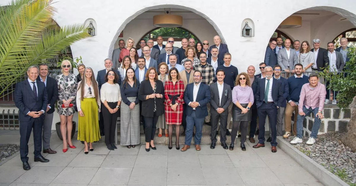 La gran familia de los estibadores y los consignatarios, Asocelpa, que este año cumple 100 años de actividad en el Puerto de Las Palmas. / AH