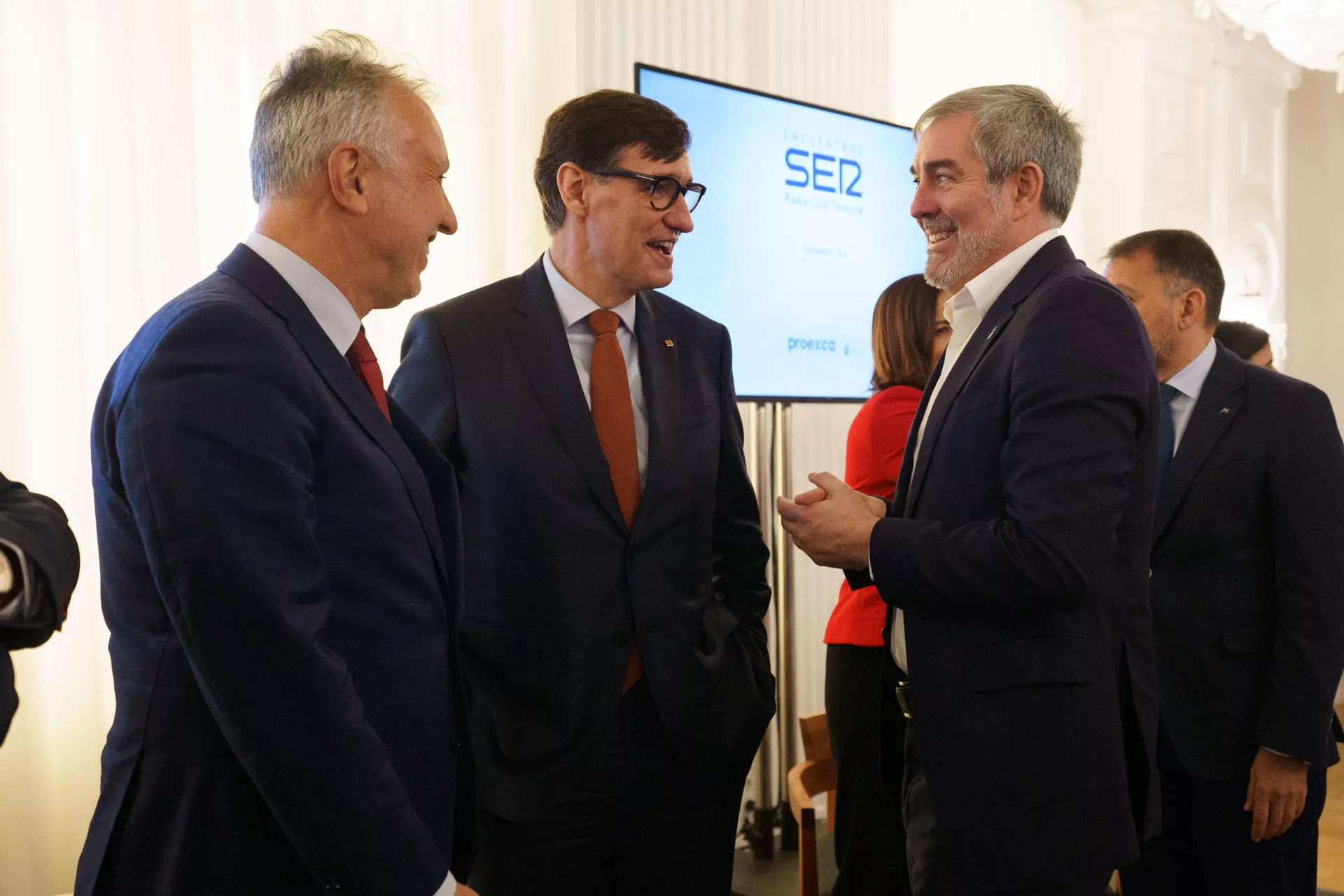  El presidente de la Generalitat de Cataluña, Salvador Illa (c), conversa con el presidente de Canarias, Fernando Clavijo (d) y con el ministro de Política Territorial y Memoria Democrática, Ángel Víctor Torres (i)./ EFE