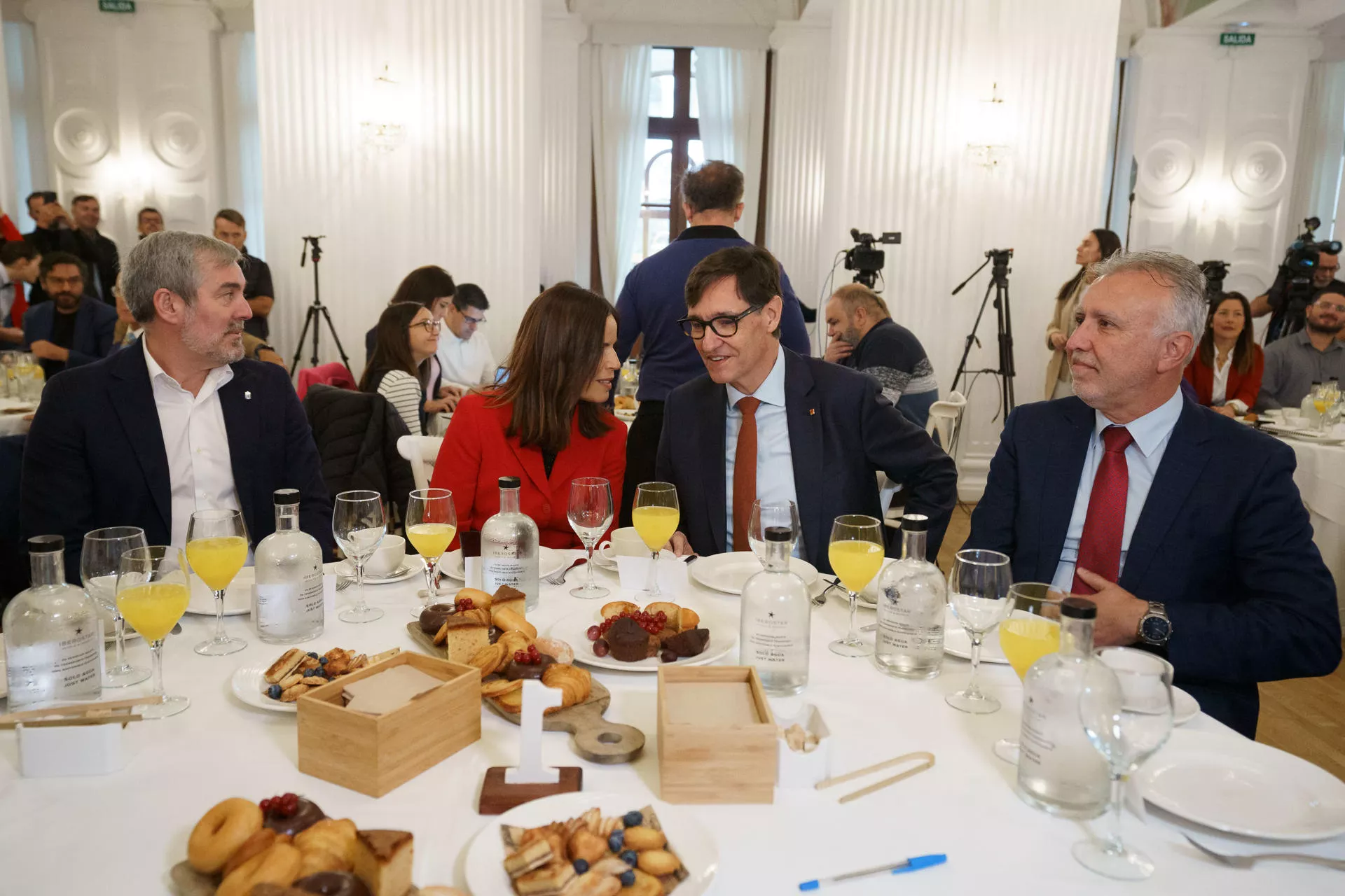 El presidente de la Generalitat de Cataluña, Salvador Illa (2d) conversa con la directora de Radio Club Tenerife, Lourdes Santana (2i) en presencia del presidente de Canarias, Fernando Clavijo (i) y el ministro de Política Territorial y Memoria Democrática, Ángel Víctor Torres (d)./ EFE