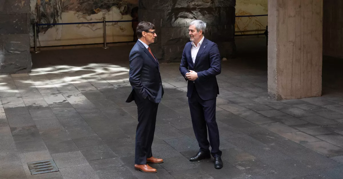 El presidente de la Generalitat de Cataluña, Salvador Illa (i), se ha reunido este viernes con el presidente canario, Fernando Clavijo (d). en la sede de presidencia del Gobierno de Canarias en Tenerife. / MIGUEL BARRETO-EFE