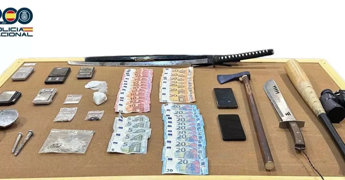 Dinero, armas y drogas intervenidas en otra casa okupada en Telde. / AH