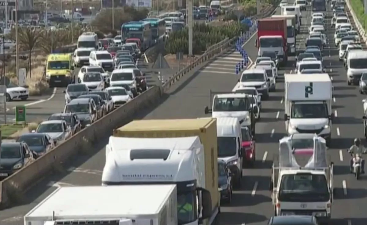 Colas y tráfico en la GC-1: si no es la TF-5, se le parece mucho. / AH