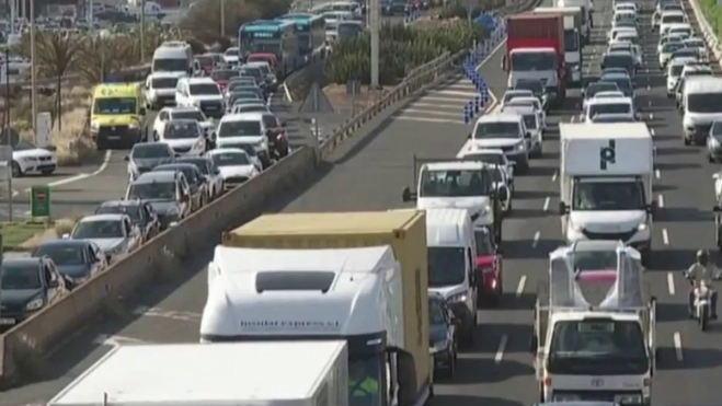 Colas y tráfico en la GC-1: si no es la TF-5, se le parece mucho. / AH Colas y tráfico en la GC-1: si no es la TF-5, se le parece mucho. / AH