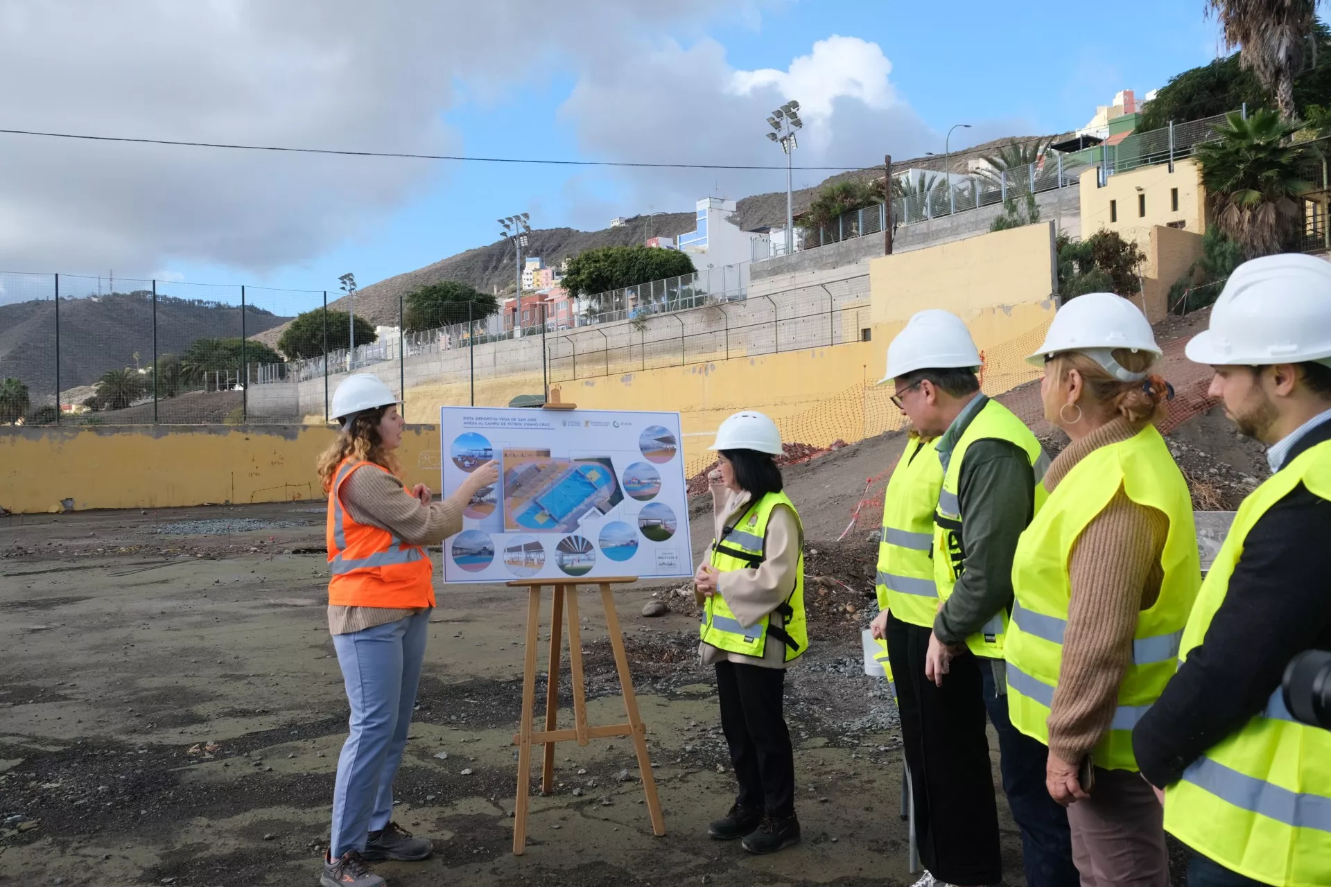 Colocación de la primera piedra de la pista multideportiva en la Vega de San José (polígono de San Cristóbal), con la alcaldesa Darias (segunda por la izquierda)/ CEDIDA