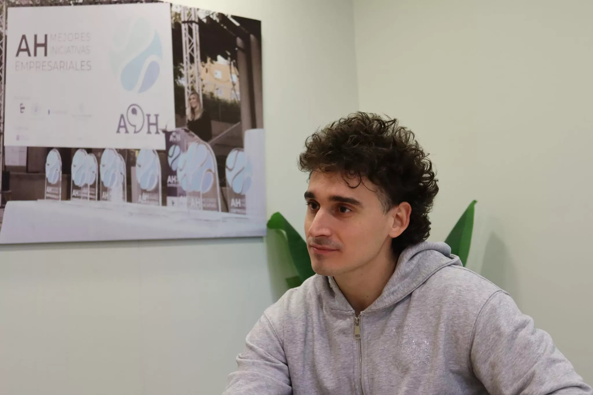 El cantautor Borja en las instalaciones de Atlántico Hoy durante su entrevista. / AINOHA CRUZ - ATLÁNTICO HOY