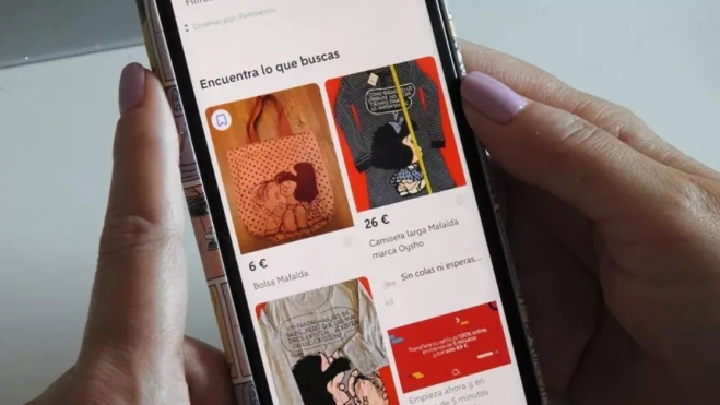 Una persona comprando en Wallapop / MONTAJE AH