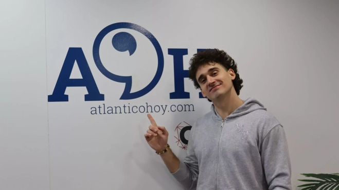 El cantautor Borja junto al logo de Atlántico Hoy. / AINOHA CRUZ - ATLÁNTICO HOY El cantautor Borja junto al logo de Atlántico Hoy. / AINOHA CRUZ - ATLÁNTICO HOY