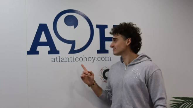 El artista Borja durante su vista a la redacción de Atlántico Hoy. / AINOHA CRUZ - ATLÁNTICO HOY El artista Borja durante su vista a la redacción de Atlántico Hoy. / AINOHA CRUZ - ATLÁNTICO HOY