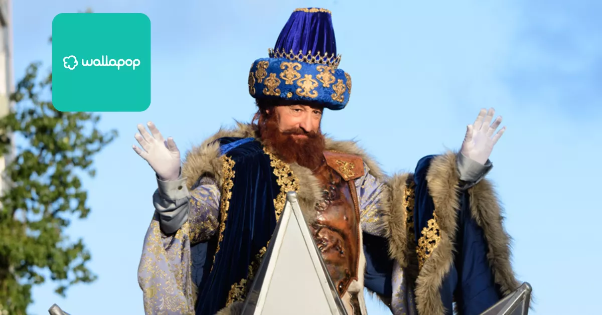 Un rey mago durante la cabalgata y el logo de Wallapop / MONTAJE AH