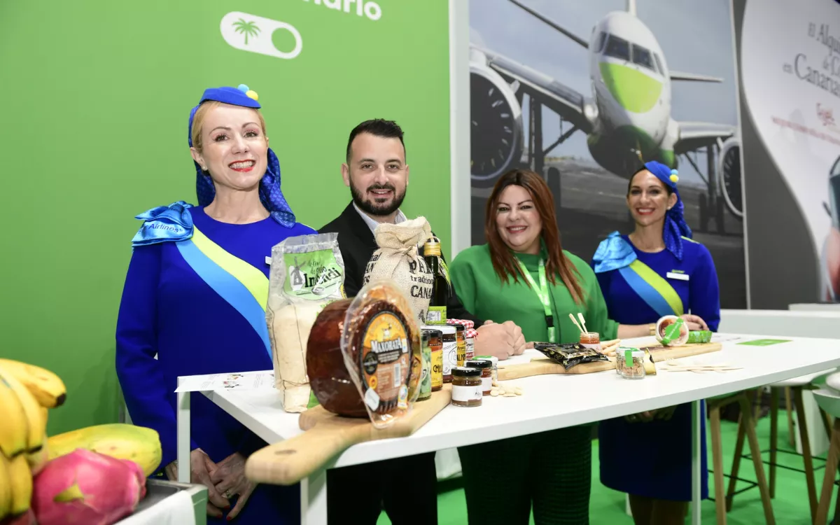 Binter deleita con sus nuevos menús ‘Más canarios y sostenibles’ en la tercera jornada de Fitur. / AH