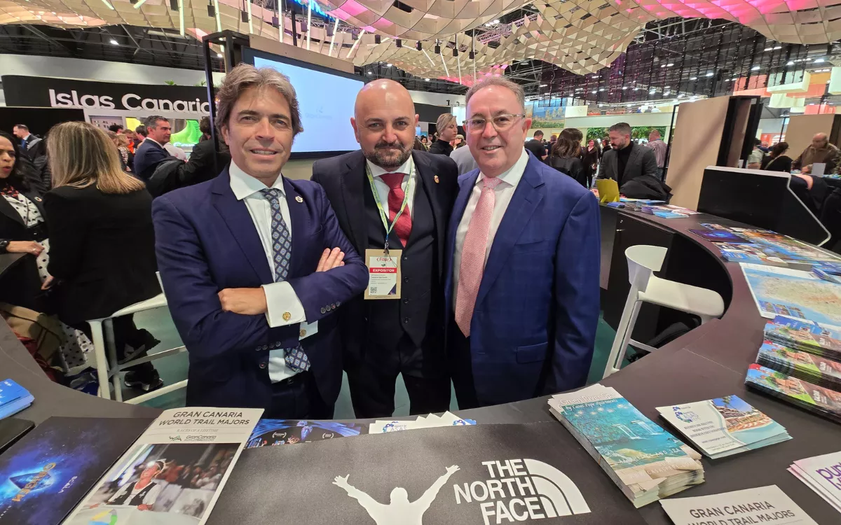 El consejero de Turismo de Gran Canaria, Carlos Álamo, conoce en Fitur las novedades de Santa Mónica Suites Hotel. / AH